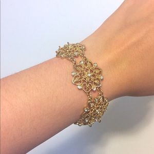 Magnetic closure decorative bracelet
